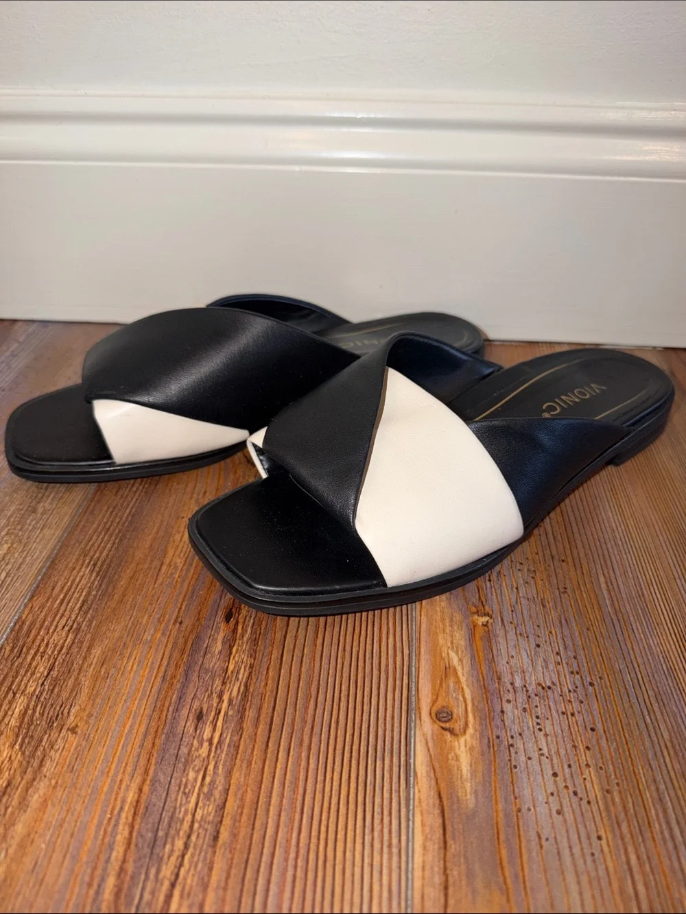 Vionic Miramar Black and White Sandals Size 8.5 - Picture 1 of 5